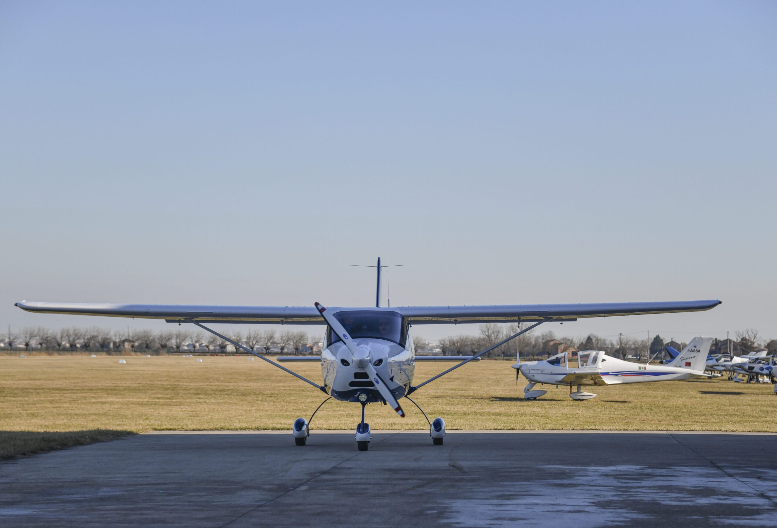 Il Tecnam P2008 in un cielo sereno: perfetto per il volo scuola