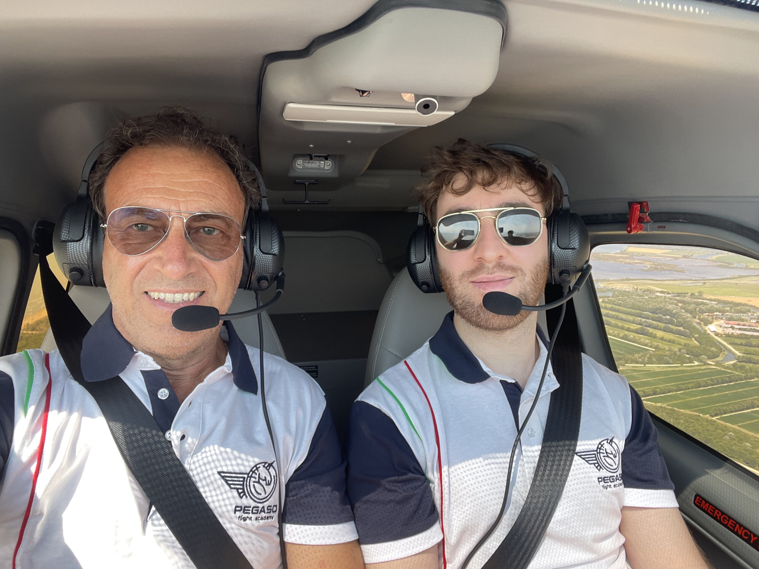 Istruttore e allievo a bordo del Tecnam P2008 di Pegaso Flight Academy