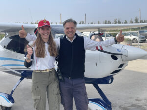 Foto di un allieva e un istruttore della Pegaso Flight Academy fuori dal Tecnam P2008 prima di un volo di addestramento